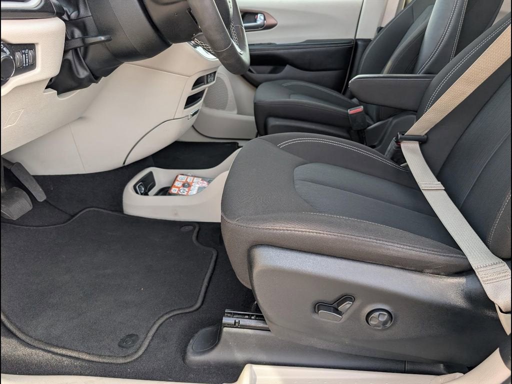 2022 Chrysler Voyager LX