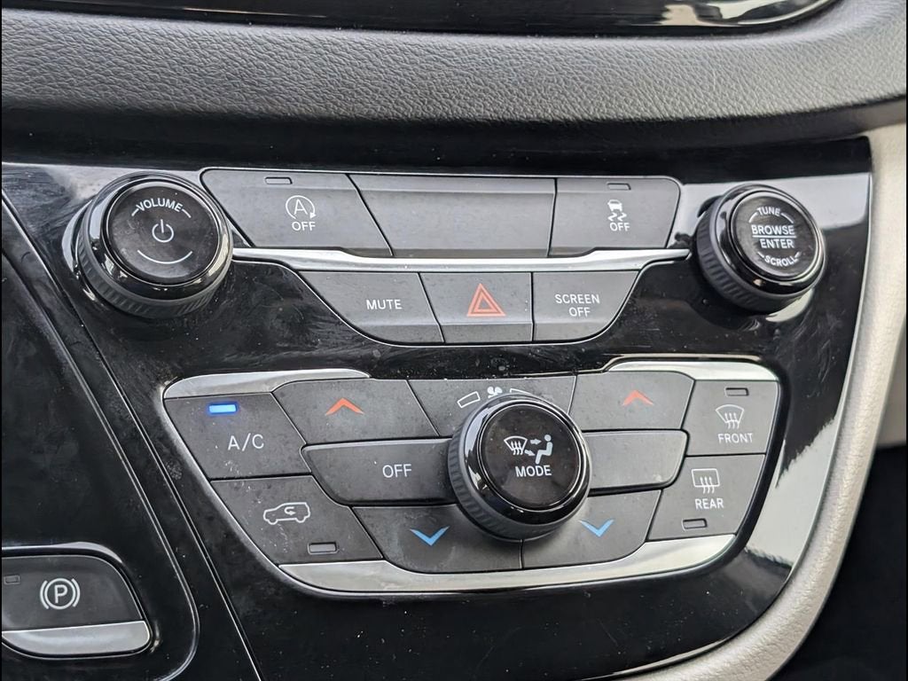 2022 Chrysler Voyager LX