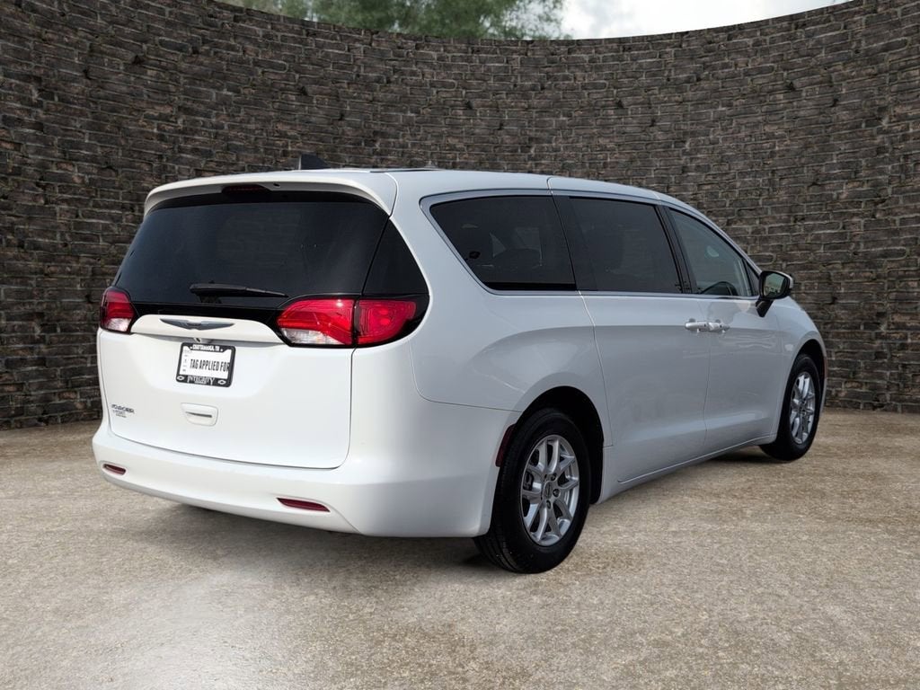 2022 Chrysler Voyager LX